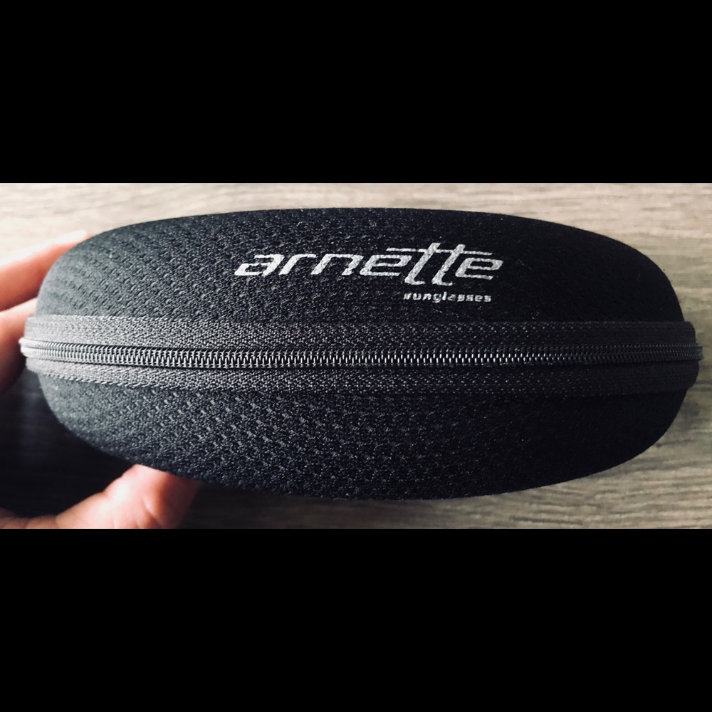 ✨Arnette Sunglasses 🕶 Case w Cleaning Cloth - BLK